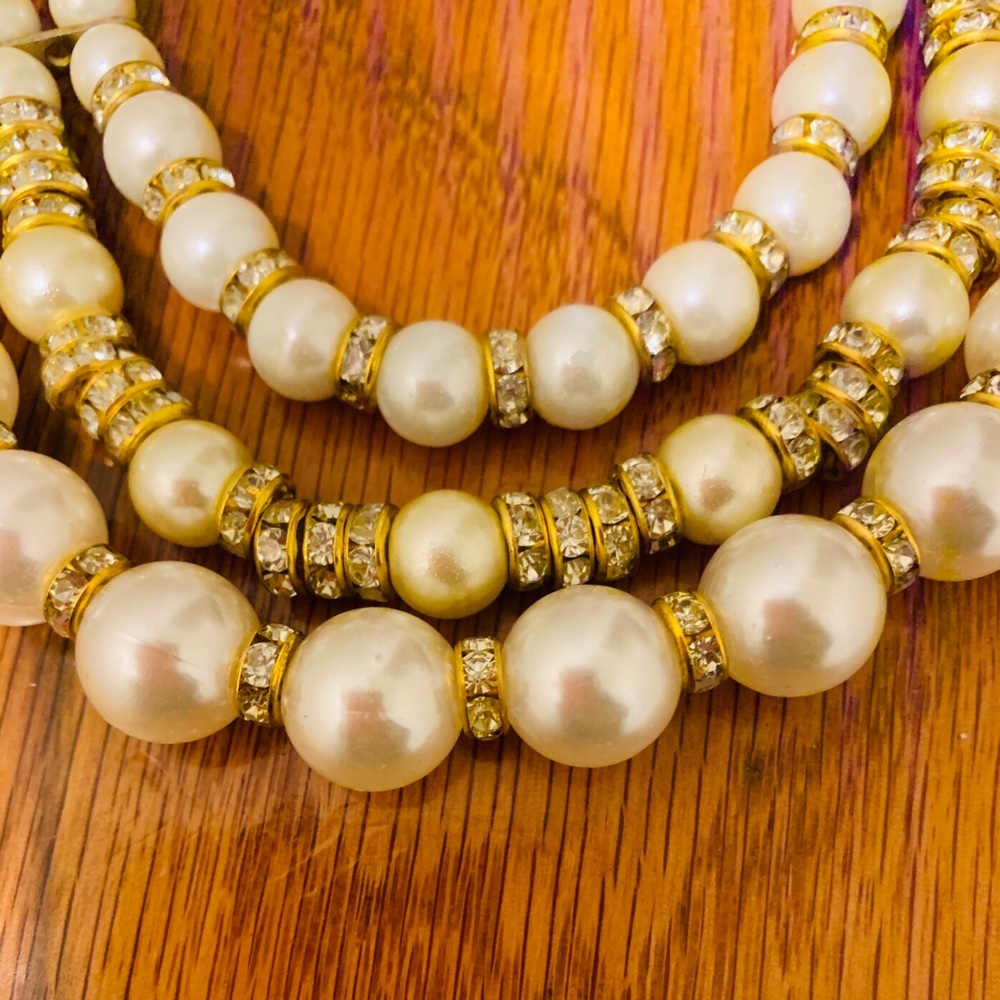 Imitation pearl set with white crystal stones